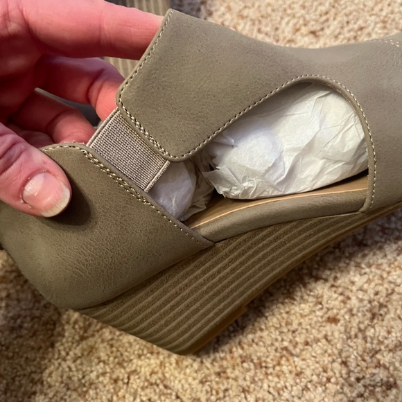 New in box, open toe heel sandals , size 9 - Picture 5 of 6